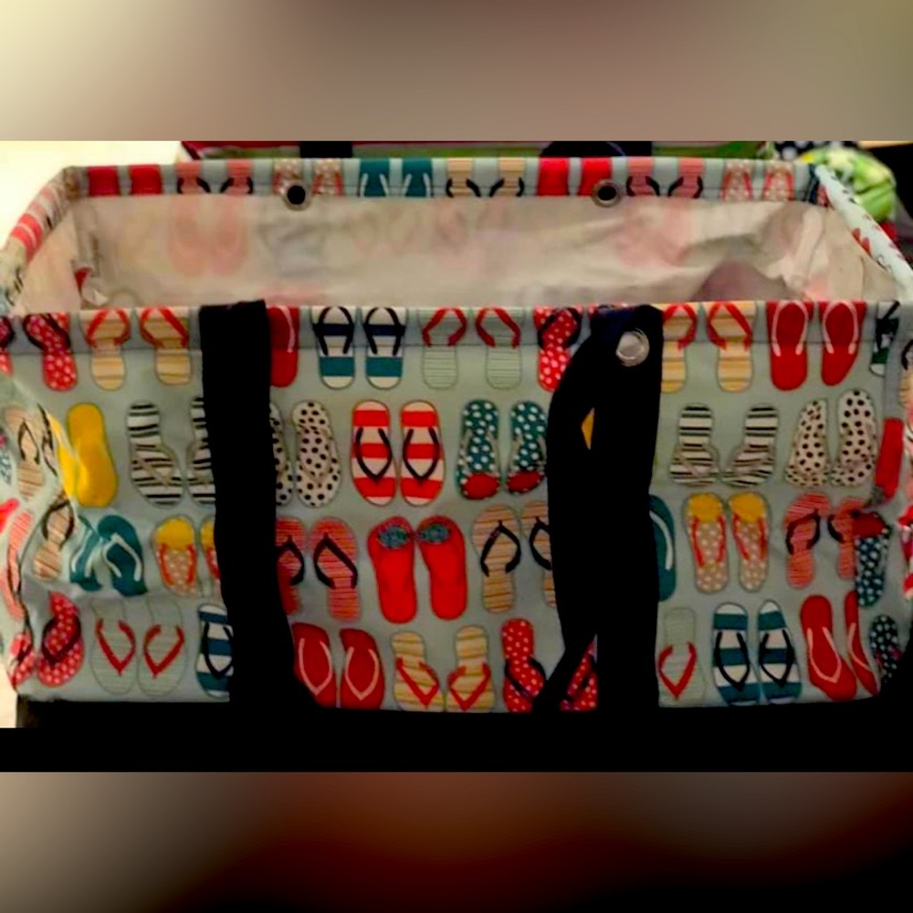Brand new ThirtyOne brand DELUXE UTILITY TOTE! Flip
Flop print.